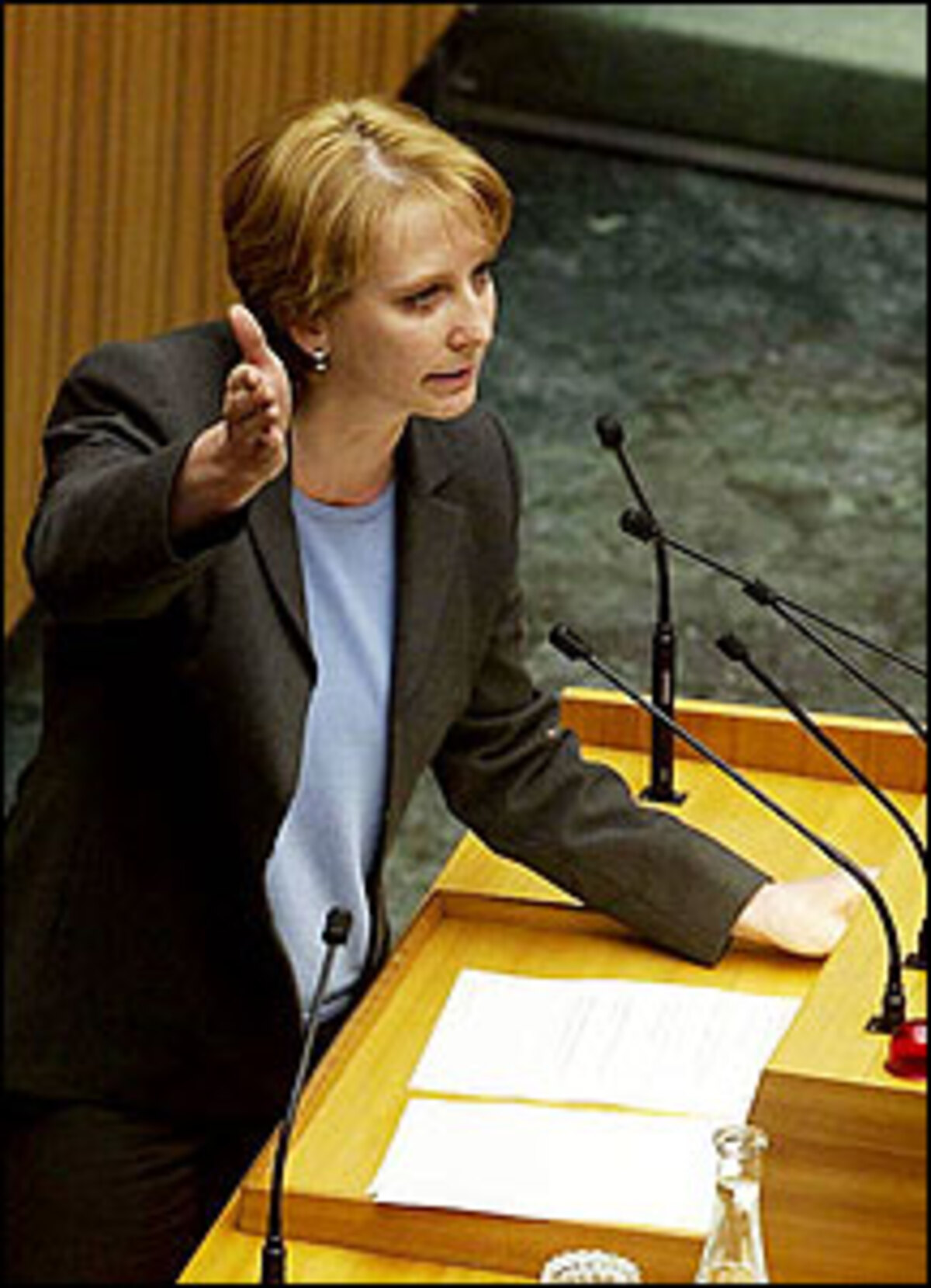 Nach der Handelsschule arbeitet Bures kurz als zahnärztliche Assistentin. Doch ihre politische Karriere nimmt schnell Fahrt auf. Nach drei Jahren im Bezirks-Parlament von Wien-Liesing wird sie Angeordnete im Nationalrat.