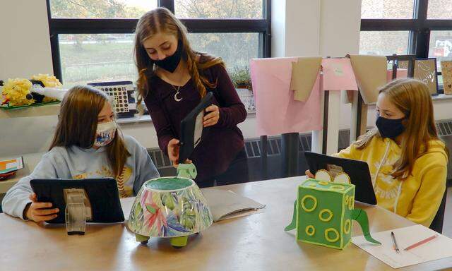 Die Neos verlangten am Sonntag eine Garantie für offene Schulen im Herbst. 