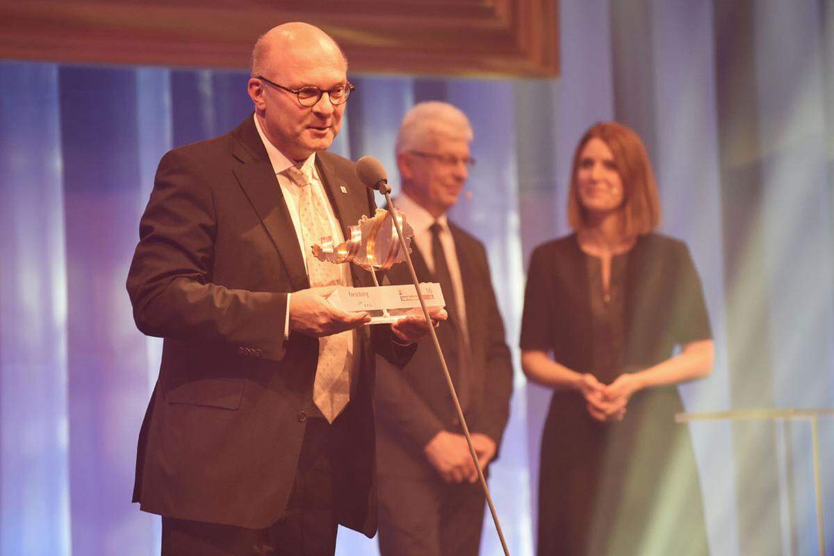 Tunnelforscher Robert Galler ist Österreicher des Jahres in der Kategorie Forschung. Überreicht wurde die Trophäe von den Geschäftsführern der Forschungsförderungsgesellschaft, Henrietta Egerth und Klaus Pseiner.