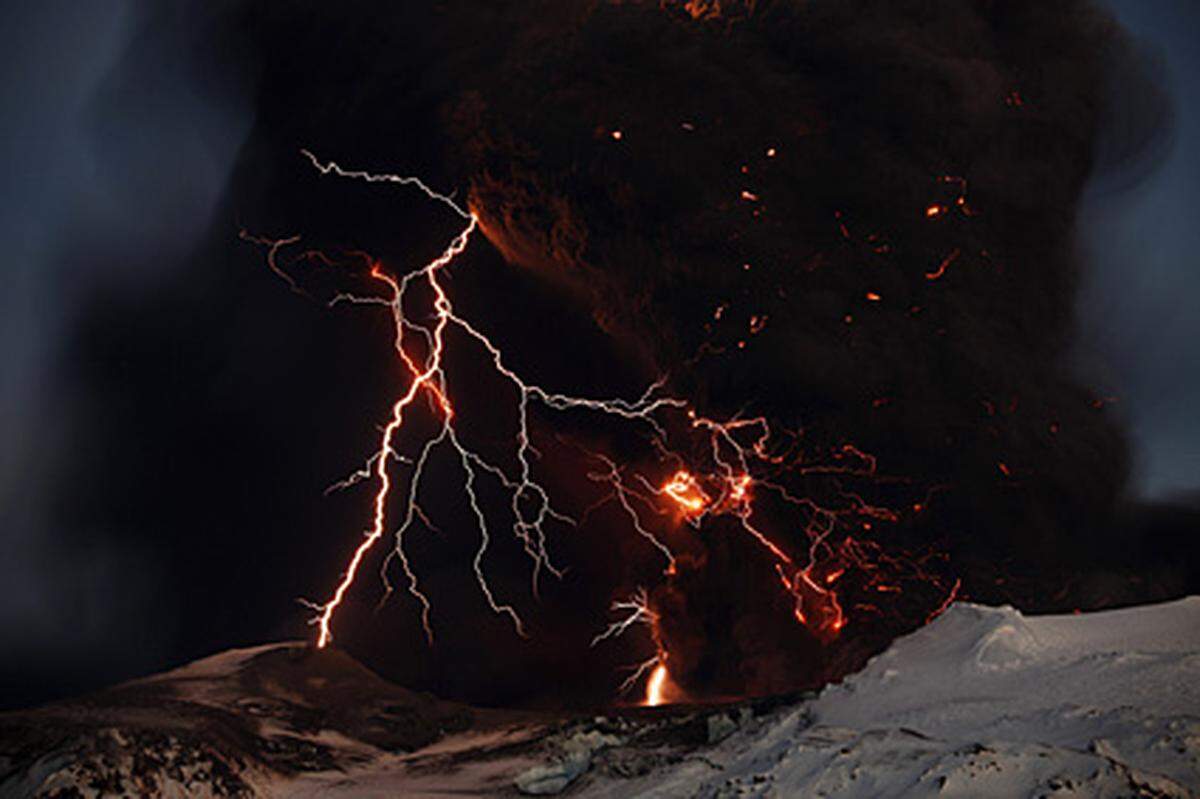 Dafür schleuderte der Vulkan jetzt erstmals Lava in die Luft.