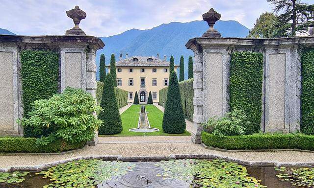 Strenge Symmetrie draußen, drinnen volle Opulenz: Villa Balbiano in Ossuccio am Lago di Como. 