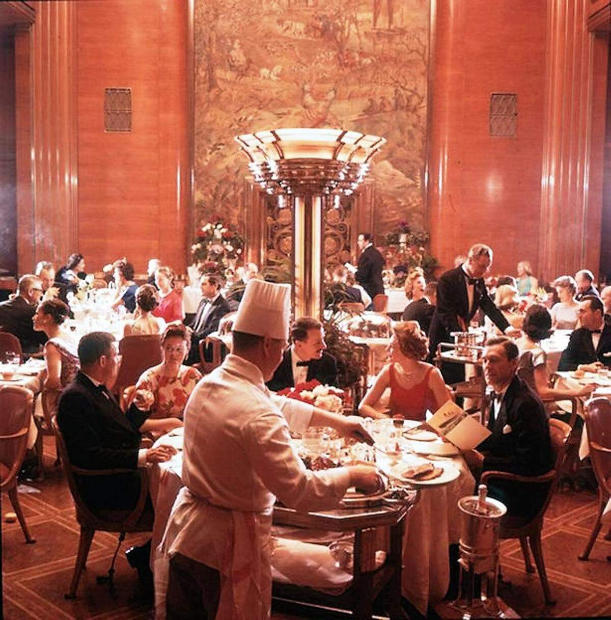 In den 1950er und 1960er-Jahren waren Kreuzfahrten ein gutes Wintergeschäft. Wöchentlich legte etwa die Queen of Bermuda und die Nassau von New York ab. Im Bild: Elegantes Dinner auf der Cunard, 1960.   