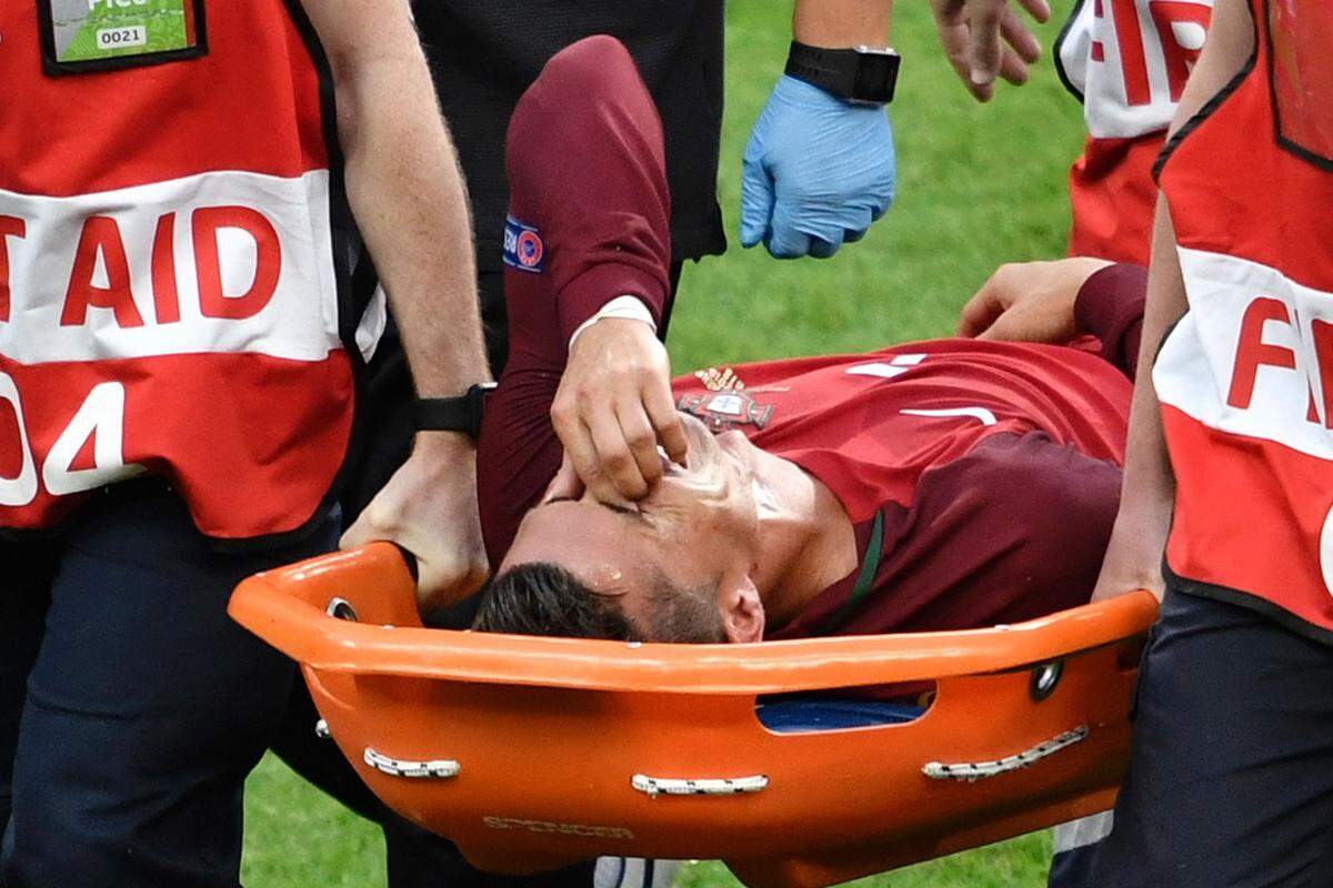 Im Finale zwischen Portugal und Frankreich fließen nach 25 Minuten die Tränen der EM: Cristiano Ronaldo muss verletzt vom Feld.