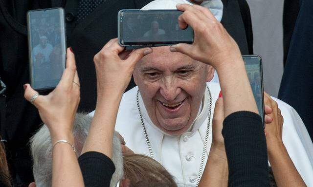 June 9, 2021 : Pope Francis is photographed by the faithfull as he arrives to lead Weekly general audience in the court