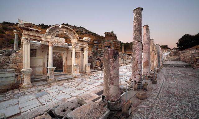 Der Hadrianstempel, teilweise wieder aufgebautes Heiligtum in der antiken Stadt Ephesos im Westen der heutigen Türkei. Unterbrechungen der Arbeiten hatten schon früher politische Ursachen, so Grabungsleiterin Sabine Ladstätter.