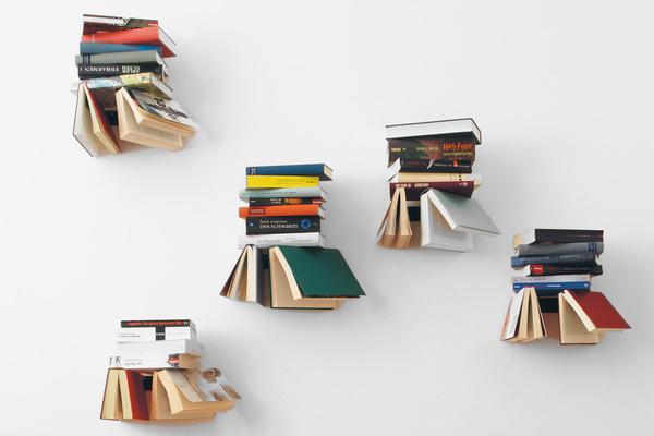 Die Bücher scheinen an der Wand zu schweben. Doch sie stützen sich unsichtbar auf kleine Metallvorsprünge. Als Grundlage dienen die Bücher, die man in den nächsten 50 Jahren nicht mehr aufschlägt. Entworfen haben sie „Es“-Design aus Deutschland.