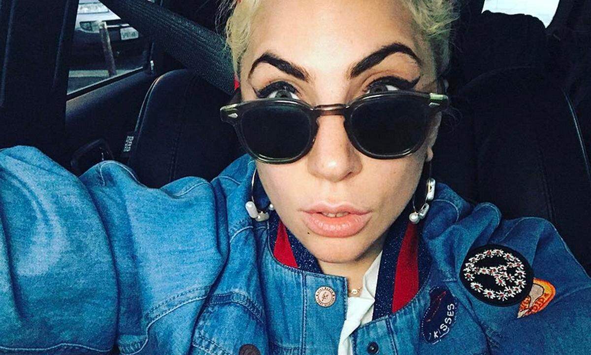 Superstar Lady Gaga hat erst mit 30 Jahren ihre Führerscheinprüfung abgelegt. Dafür geht sie bei der Wahl ihrer Autos gleich aufs Ganze. Die Pop-Diva fährt einen...