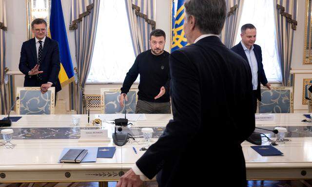 Archivbild vom 14. Mai. Der ukrainische Präsident Selenksij (Bildmitte) empfängt US-Außenminister Anton Blinken (mit dem Rücken zur Kamera) in Kiew.