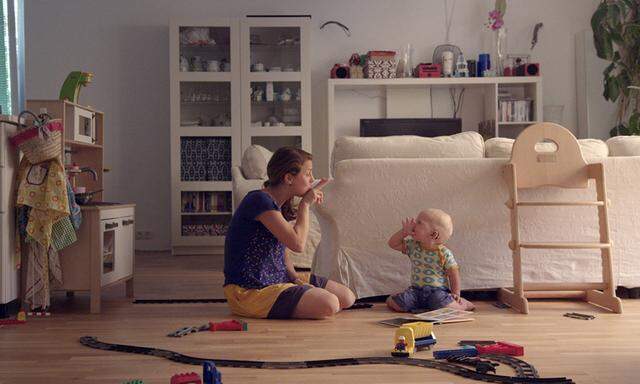 Szene aus dem Film "Seeing Voices": Barbara Hager liest mit ihrem Sohn Emil ein Kinderbuch. Beide sind gehörlos.