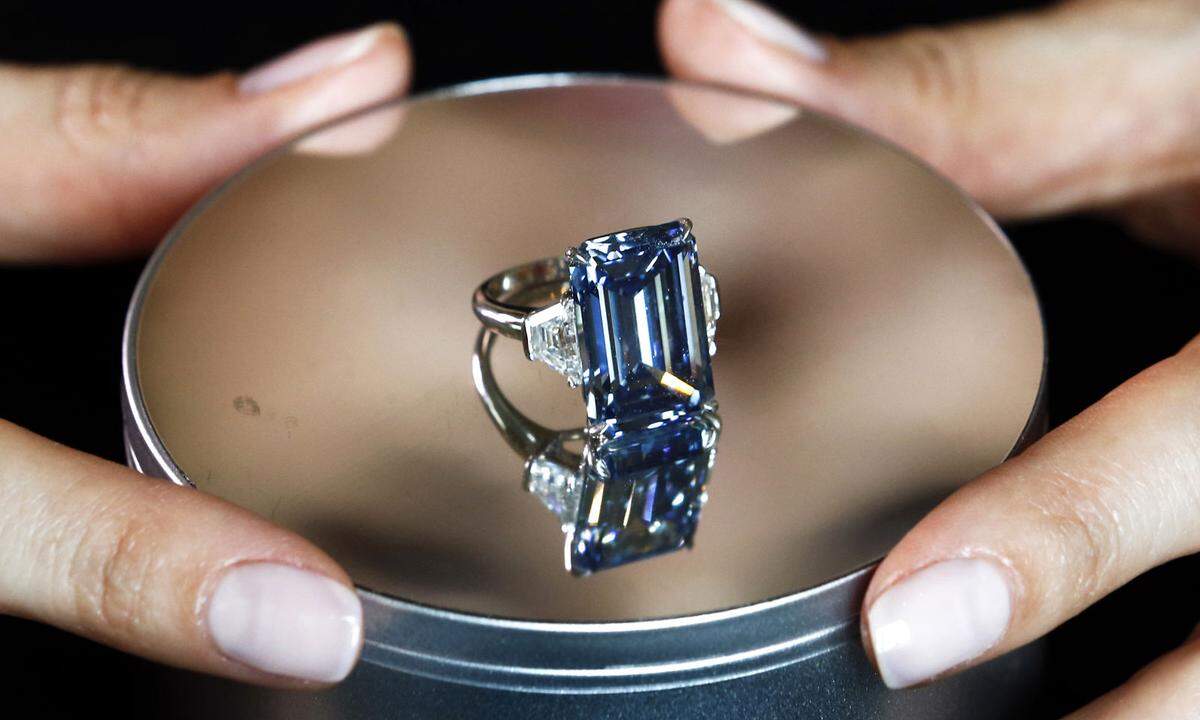 Vor diesem Verkauf hatte der blaue Diamant "Oppenheimer Blue" den Rekord für den teuersten geschliffenen Diamanten gehalten. Der Stein war im Mai 2016 bei einer Auktion von Christie's in Genua für 57,5 Millionen Dollar versteigert worden.