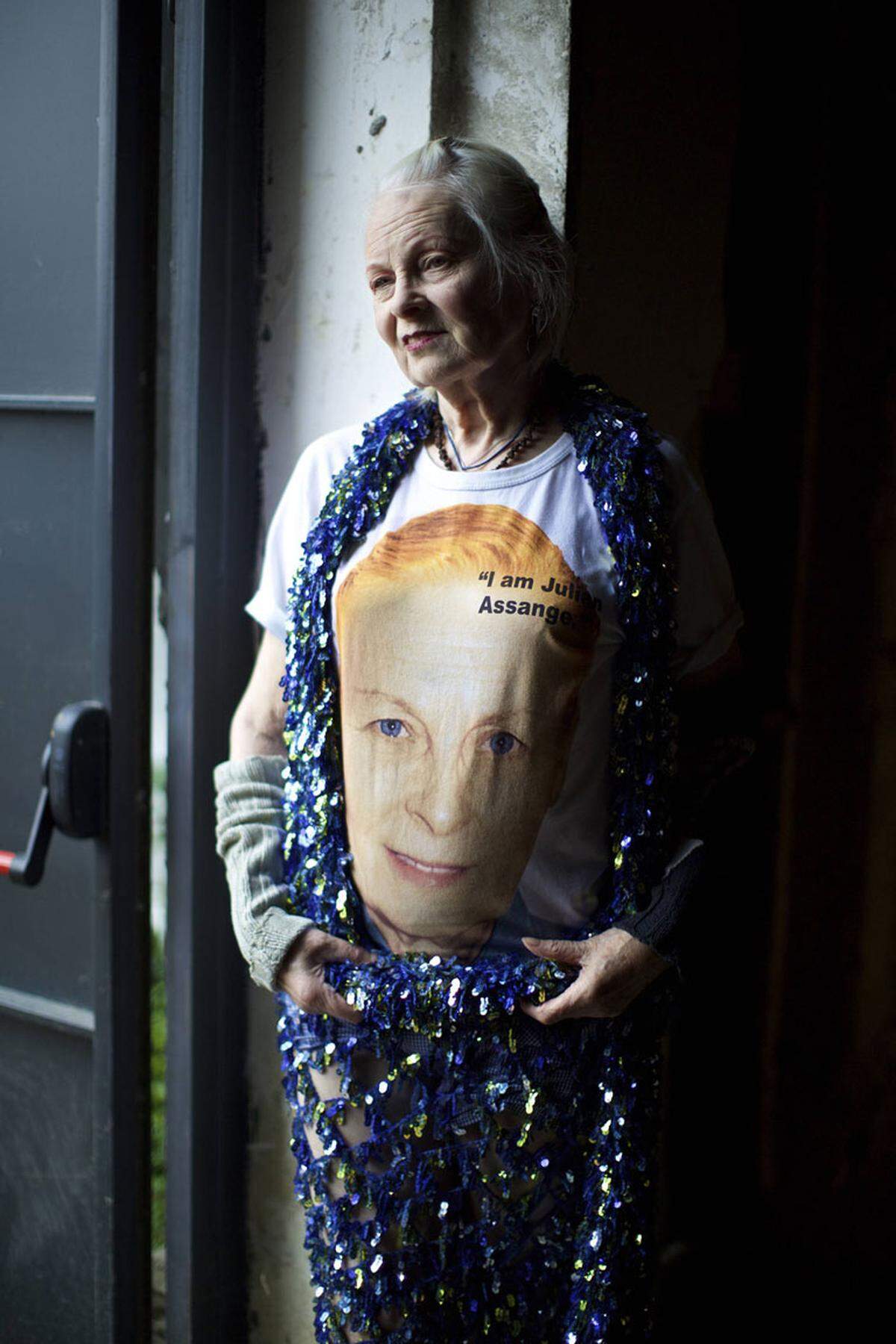 Später schritt Westwood selbst über den Laufsteg und präsentierte ein T-Shirt mit der Aufschrift "Ich bin Julian Assange".