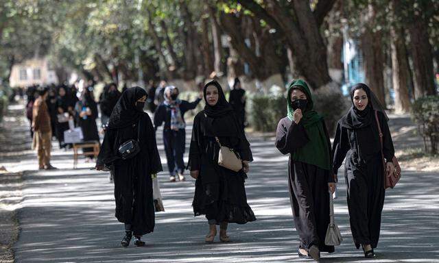 Afghanische Studentinnen kommen im Oktober für die Aufnahmeprüfung an die Universität Kabul. Kurz darauf schließen sie die islamischen Machthaber von der Universitätsausbildung aus. 