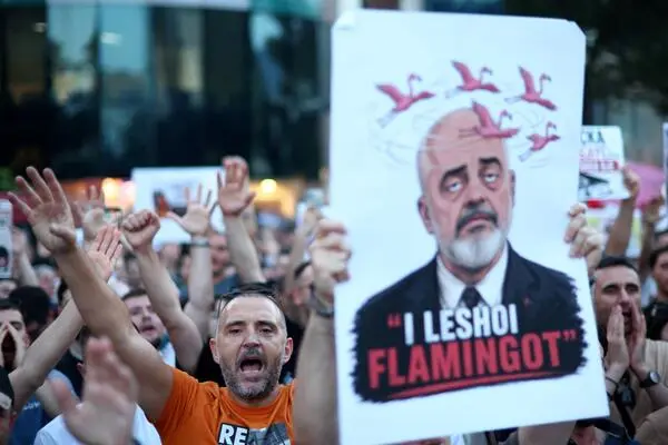 Straßenprotest in Tirana: Flamingos bereiten Albaniens Premier Edi Rama zusehends Kopfzerbrechen.  