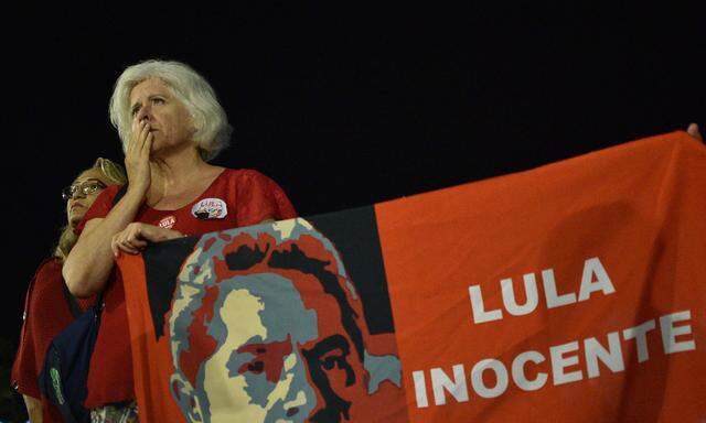 180405 BRASILIA April 5 2018 Supporters of former Brazilian President Luiz Inacio Lula da