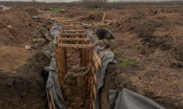 Ukrainischer Stellungsbau in der Region Donezk. Die Ukrainer ahmen jetzt die schon im Vorjahr gebauten massiven russischen Linien nach.