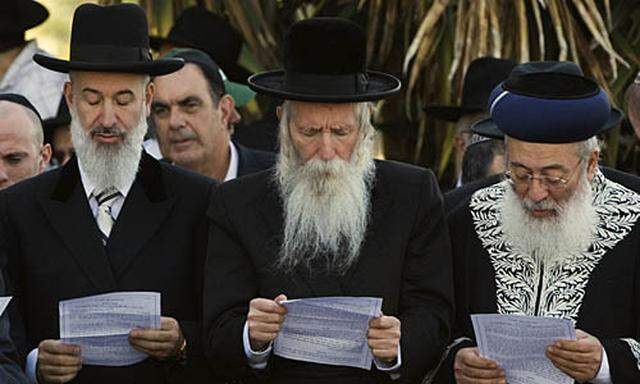 Die Großrabbiner von Israel, Yona Metzger (l.) und Shlomo Amar (r.)