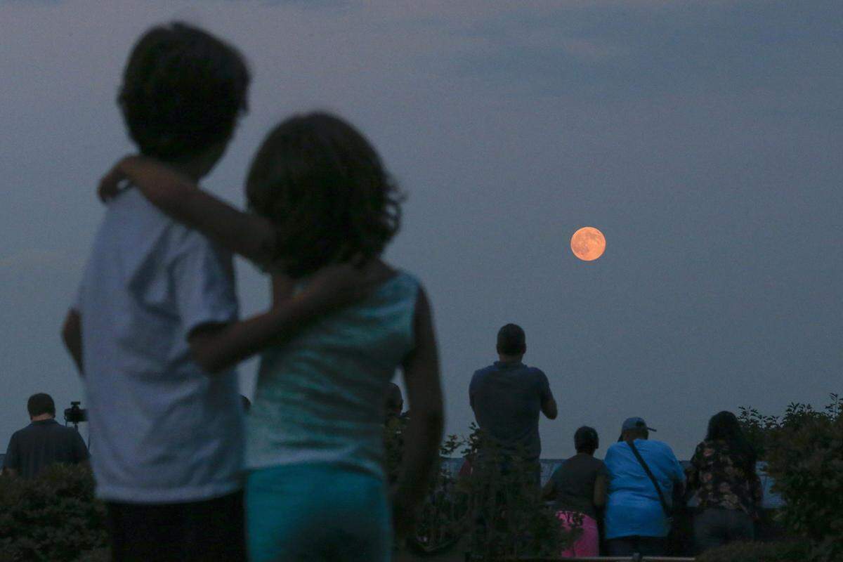 Da durften die Kinder einmal länger aufbleiben. Gemeinsames Mond-Schauen stand auch in Weehawken (New Jersey) mit Blick auf New York auf dem Programm.