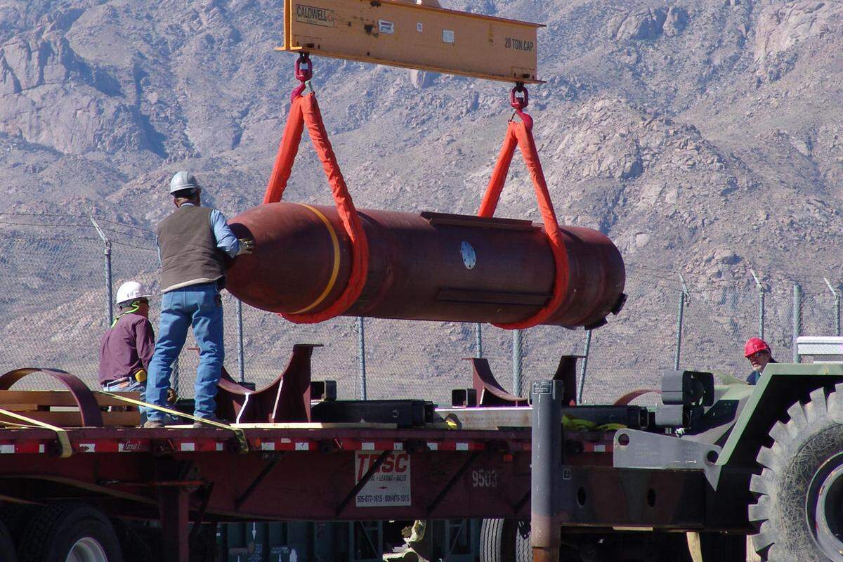 Für einen Angriff auf die teils unterirdischen iranischen Atomanlagen benötigt Israel neben Kampfflugzeugen auch bunkerbrechende Bomben. Die USA haben entsprechende Bomben geliefert - im Bild eine "Massive Ordnance Penetrator". Selbst dieser neueste Bunkerbrecher könnte US-Medienberichten zufolge aber einige iranische Anlagen nicht zerstören.