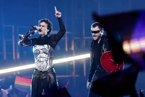 Cosmó im Song-Contest-Finale mit Gitarrist und Bühnen-Kompagnon Sandro Humitsch.