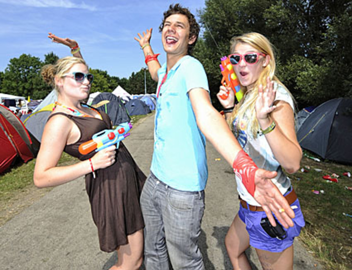 Mit einer Tradition, die das Frequency seit seinen Anfangstagen begleitet, wird das Festival heuer bei seinem zehnten Jubiläum wohl brechen: Vom 19. bis 21. August ist in St. Pölten kein Regen angesagt. Der Wind hat etwaige Regenwolken am ersten Tag verlässlich vertragen, leider auch ab und an den Sound. Text: Heide Rampetzreiter  Fotos: Sabine Hottowy (DiePresse.com) und Andreas Pessenlehner (EPA)  Rock regiert (fast absolut) >>> "Die Presse"-Kritik von Thomas Kramar