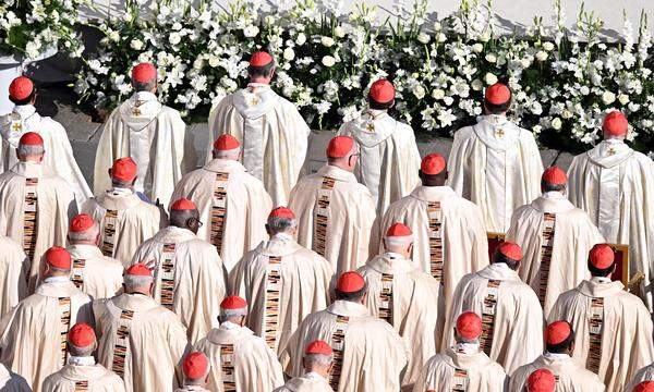 Weltweit gibt es ungefähr 5000 katholische Bischöfe, die in der Tradition der Apostelnachfolge gesehen werden. Im Bild Teilnehmer bei der Eröffnung der Bischofssynode im Vatikan am 4. Oktober 2023.