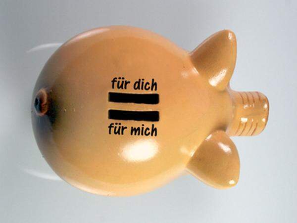 Auf Burg Schweinheim im deutschen Bundesland Nordrhein-Westfalen fand man ein Sparschwein, in dem Münzen aus dem Jahre 1576 enthalten waren. Das Schwein galt schon seit früher Zeit als Glücksbringer und Symbol der Fruchtbarkeit, Genügsamkeit und Nützlichkeit.