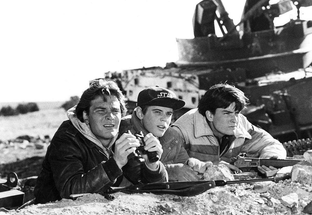 1984 wurde Sheen für den Kriegsfilm "Die Rote Flut" gecastet, doch bis zu seinem großen Durchbruch sollten noch zwei Jahre vergehen und er in ein paar weiteren Fernsehfilmen zu sehen sein.  Im Bild: Patrick Swayze, C. Thomas Howell und Charlie Sheen (vlnr) in "Die Rote Flut", 1984