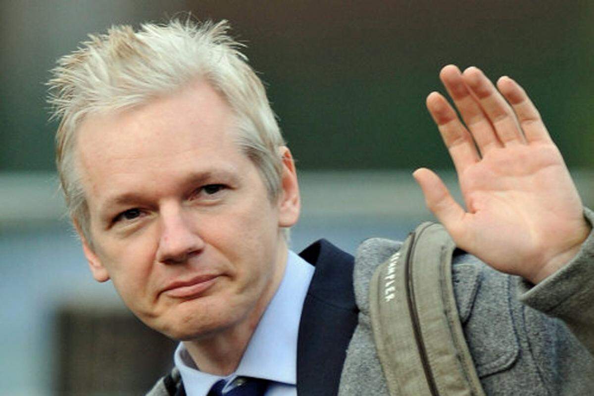 Im Alter von 24 Jahren geriet Assange erstmals in Konflikt mit den Behörden, die ihm und einigen seiner Hacker-Freunde den Einbruch in geschützte Netzwerke vorwarfen.