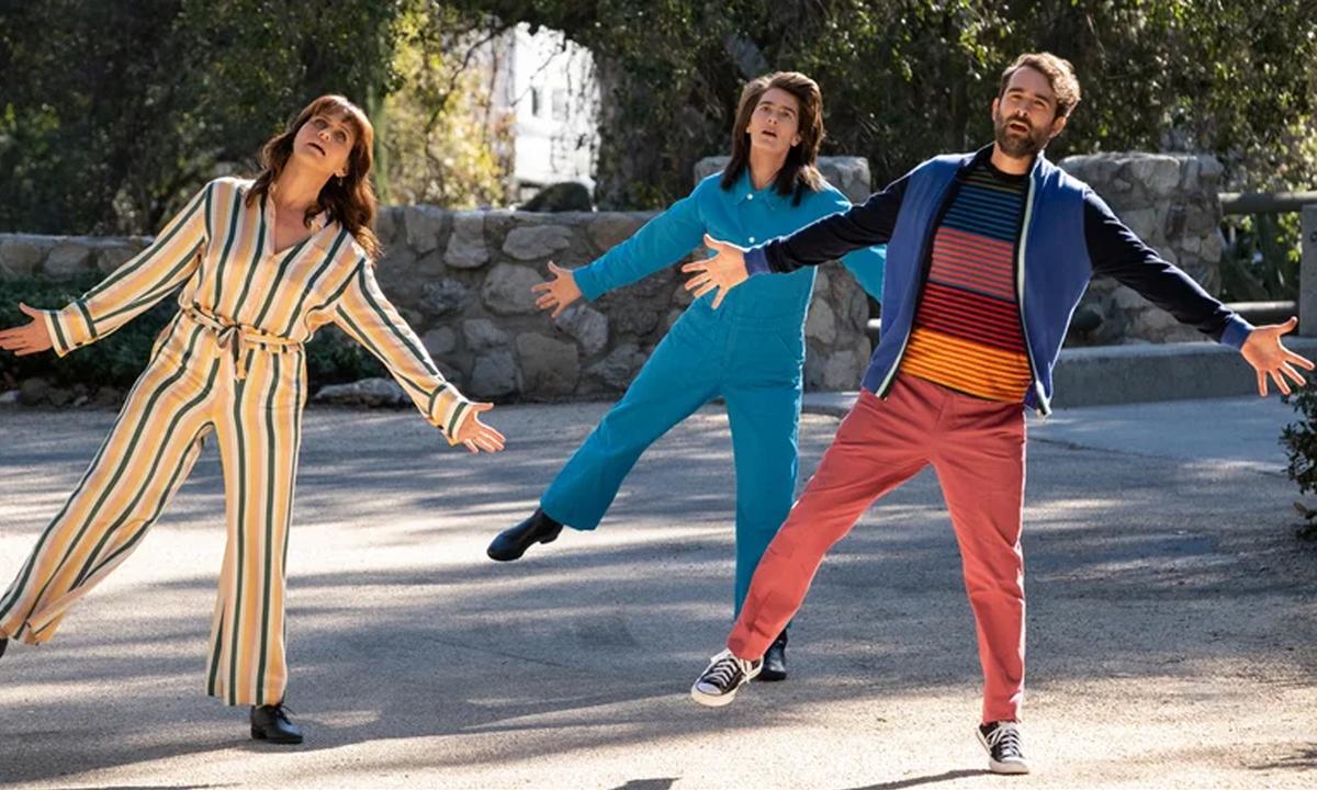 Gerade erst haben die Geschwister (Amy Landecker, Gaby Hoffmann, Jay Duplass) erfahren, dass Maura das Haus, in dem sie aufgewachsen sind, einer Freundin überlässt. Schon tanzen sie.