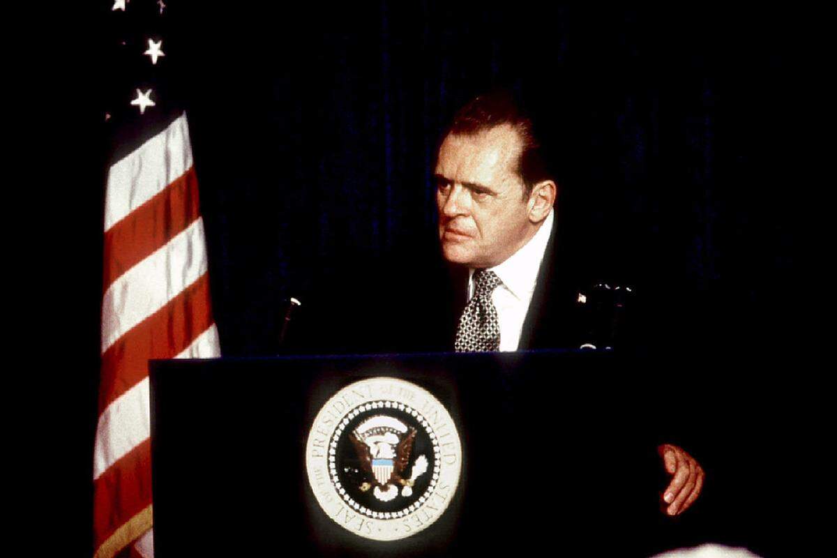 Außerdem porträtierte er 1995 Richard Nixon und dessen Verwicklung in den Watergate-Skandal in "Nixon". Der US-Präsident wurde dabei von Anthony Hopkins verkörpert. 