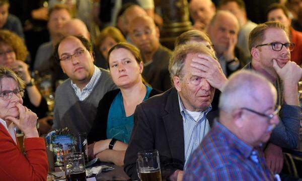 Lange Gesichter gab es auch bei der bayerischen SPD: Sie halbierte sich auf 9,6 Prozent, rutschte auf Platz fünf ab und fuhr damit ihr historisch schlechtestes Ergebnis in Bayern ein.