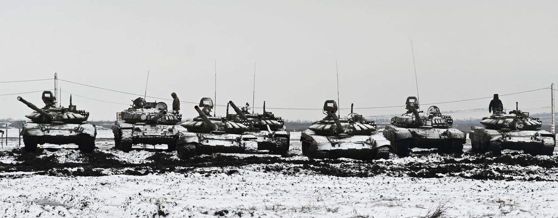 Russische Panzereinheit mit T-72 jüngst bei Übungen nahe Rostow am Don in der Nähe des Donbass. 