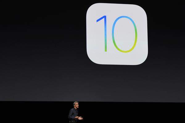 iOS 10, das im Herbst gemeinsam mit dem iPhone 7 auf den Markt kommen wird, erhält ein gänzlich neues Aussehen. Aufgeräumt, schlank und übersichtlich ist die neue Benutzeroberfläche. Das Benachrichtigungscenter bekommt eine zentralere Bedeutung. Beim Hochheben des Geräts leuchtet der Bildschirm auf. Die bewegungsgesteuerte Funktion kam erstmals bei der Apple Watch zum Einsatz. Die Benachrichtigungen bekommen ebenfalls ein neues Design.