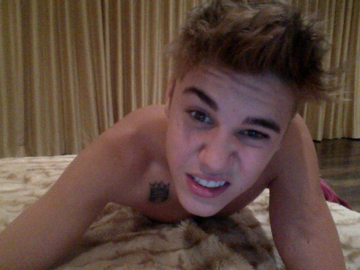 Auch Justin Bieber trägt jetzt ein Tattoo auf der Brust. Der Teenie-Star twitterte sein neues Krönchen.