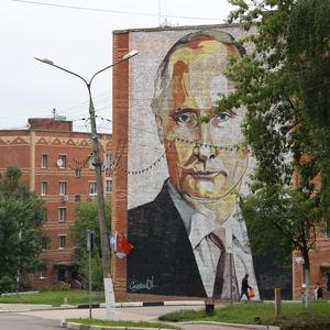 Big Putin is watching you. Riesige Wandmalerei an einem Wohnblock in Kaschira, Region Moskau.