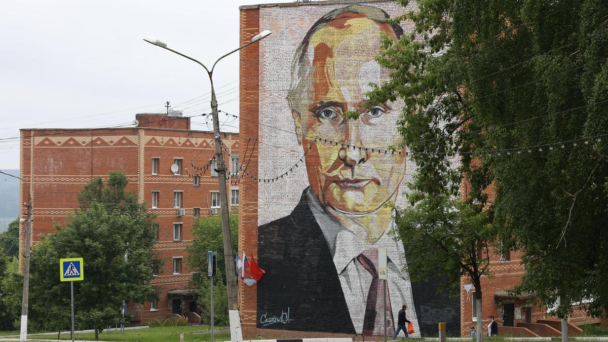 Big Putin is watching you. Riesige Wandmalerei an einem Wohnblock in Kaschira, Region Moskau.