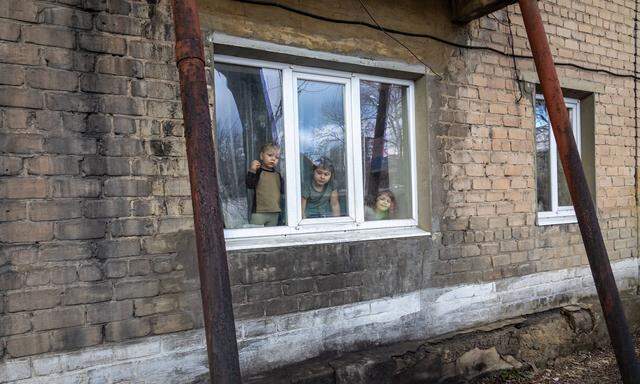 Symbolbild: Kinder in einem Haus in Donezk 