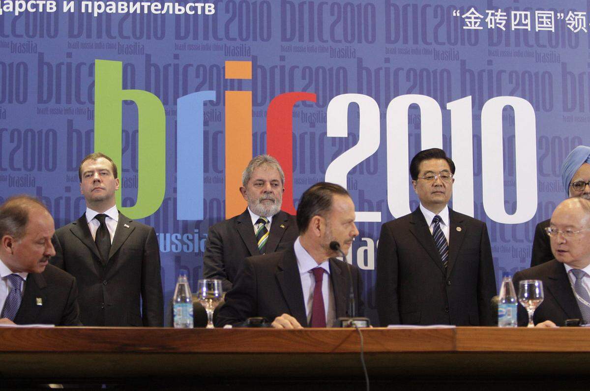 Bis vor Kurzem haben die BRICS-Staaten Brasilien, Russland, Indien, China, Südafrika und andere Schwellenländer das weltweite Wirtschaftswachstum aufrechterhalten. 2012 steuerten die vier BRIC-Länder noch ein Viertel der weltweiten Wirtschaftsleistung bei. Doch mit dem rasanten Wachstum ist es vorbei. DiePresse.com zeigt einen Überblick über die Lage in den wichtigsten Schwellenländern.