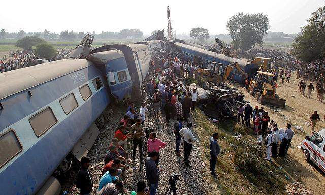 Mehrere Waggons des Patna-Indore-Express wurden aus den Schienen gehoben und eingekeilt.