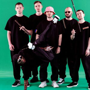 Das ukrainische Kalush Orchestra zeigt deutliches Nationalbewusstsein – mit Rap und traditioneller Flöte. 