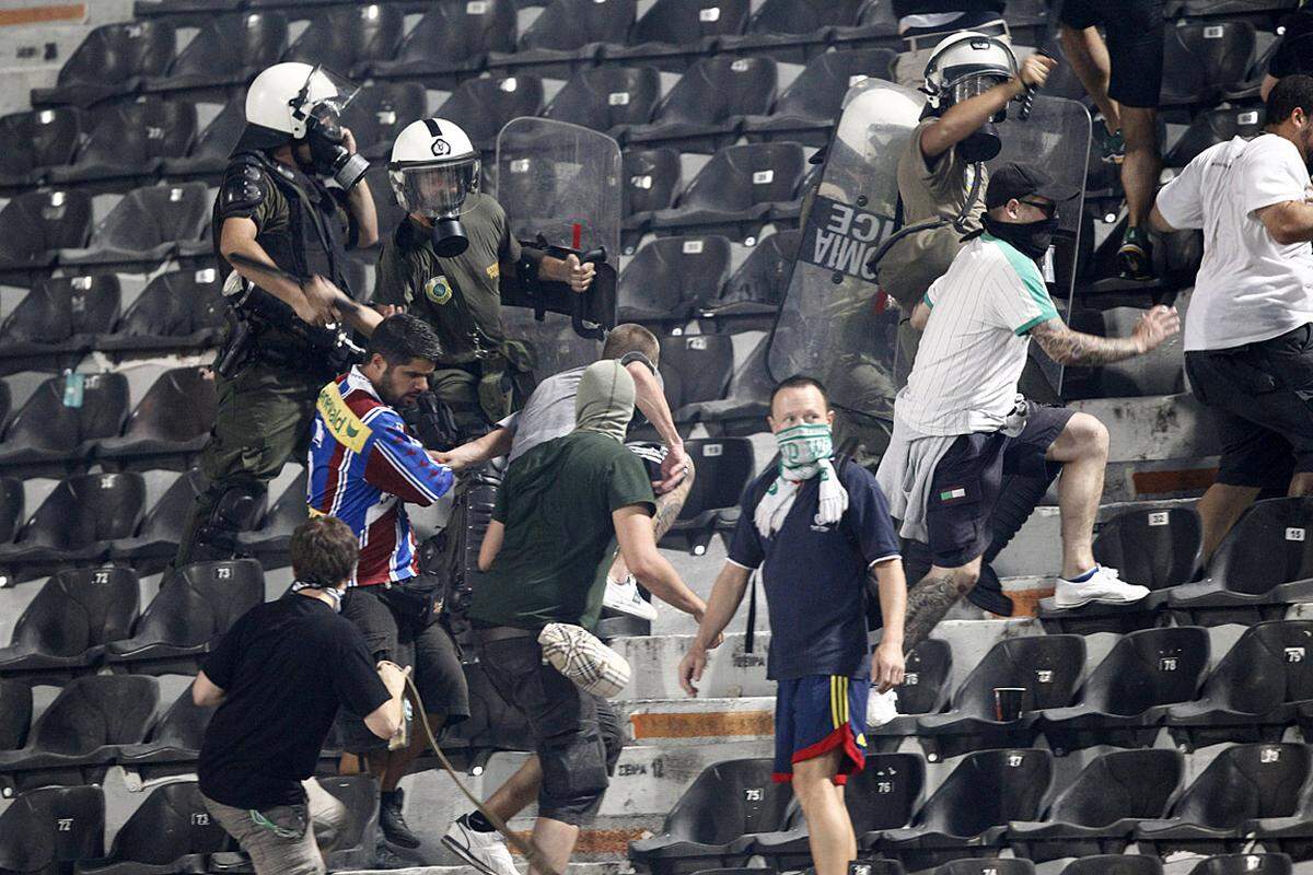 Auch im Toumba-Stadion beruhigte sich die Lage nicht. Aus dem Rapid-Sektor, in dem möglicherweise auch einige griechische Panathinaikos-Anhänger Platz gefunden hatten, flogen Leuchtraketen auf PAOK-Fans.