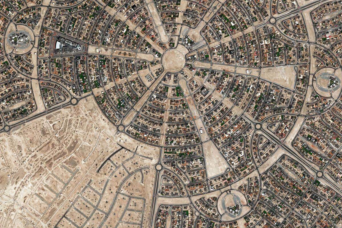 Mit New Al Falah wurde in Abu Dhabi auf mehr als 12 Quadratkilometern Fläche ein neuer Stadtteil aus dem Boden gestampft. Mehr als 5000 Villen wurden im Rahmen des Projekts entwickelt. Der Grundriss des Viertels folgt einem streng geometrischen Rosettenmuster. Derartige, vom oft verwendeten Rechteckraster abweichende Grundrisse werden als ansprechender empfunden und deshalb gerade für Wohnviertel immer häufiger eingesetzt.