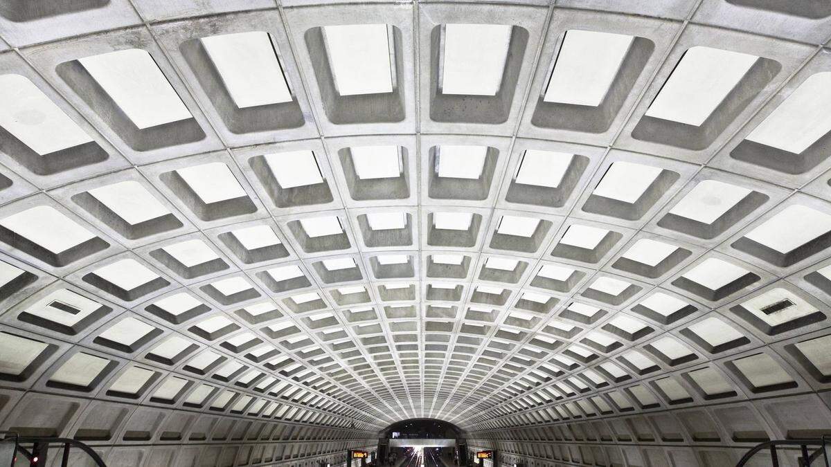 Die Station liegt an der Red Line der Washington Metro. Eine der am stärksten frequentierten des U-Bahn-Systems. Die Station wurde 1977 eröffnet.