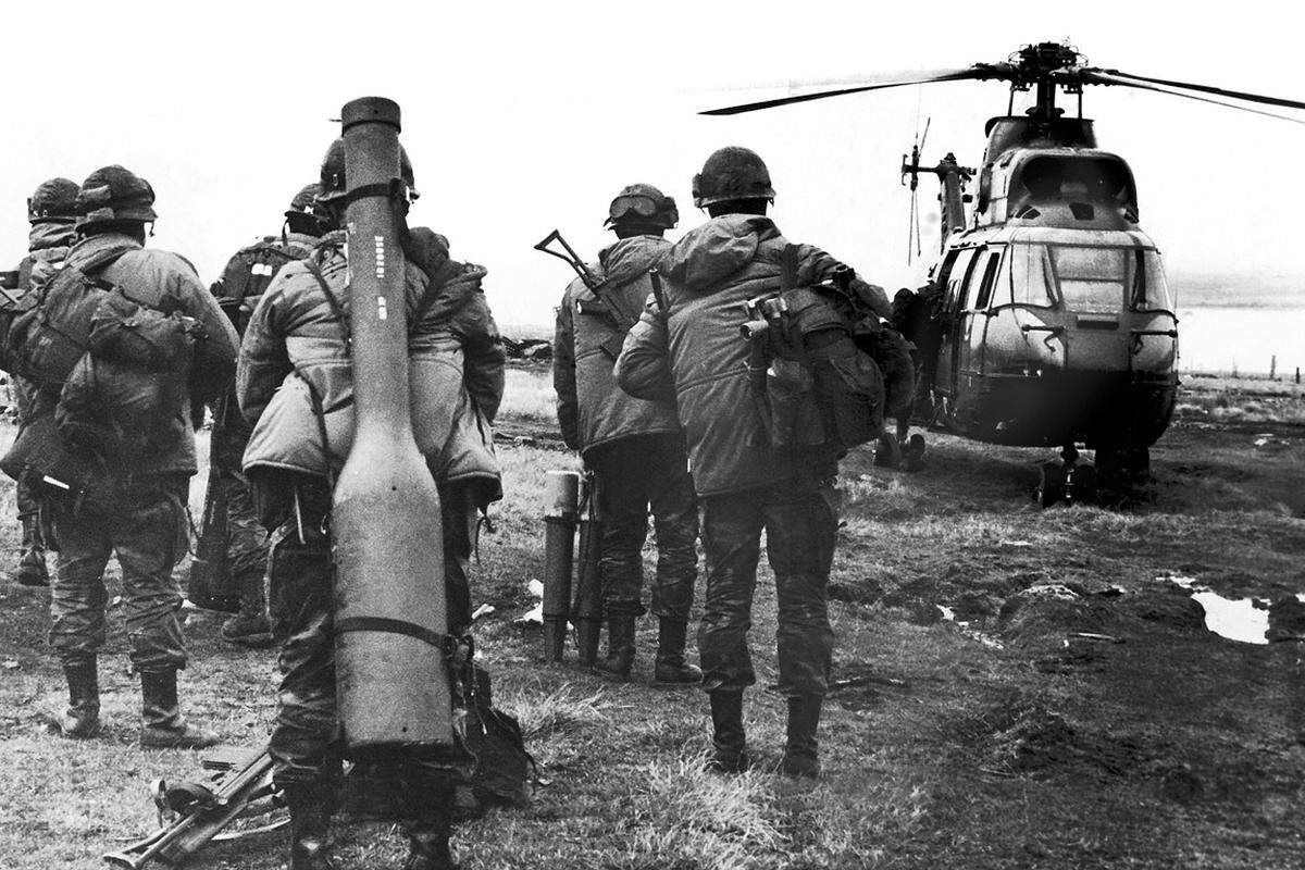 Am 2. April 1982 landen rund 5000 argentinische Soldaten auf den Falklands und besetzen die Hauptstadt Port Stanley. Die Briten haben nur 80 Mann auf der Inselgruppe stationiert. Bei ihrem Abwehrkampf töten sie nach unterschiedlichen Angaben ein bis siebzehn Argentinier, müssen sich aber nach kurzem Kampf ergeben.