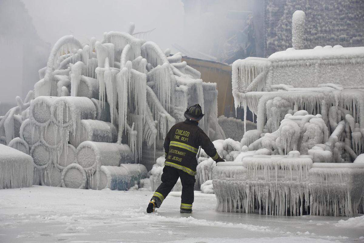 Der größte Brand seit sieben Jahren hatte die Feuerwehr in der US-Metropole in der Nacht auf Mittwoch in Atem gehalten.