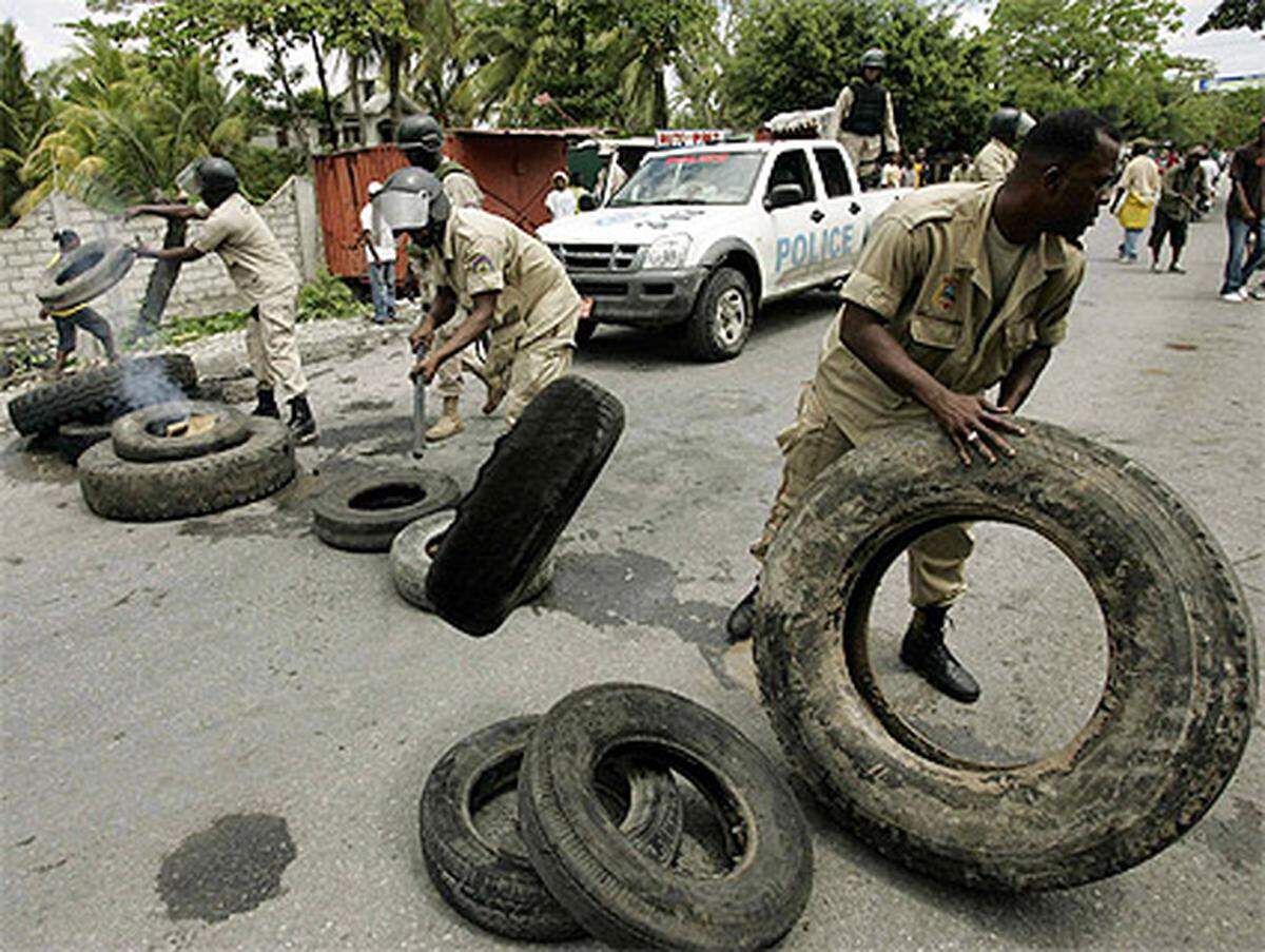 Die Regierung beschuldigt Drogenbanden, die Unruhen provoziert zu haben, mit dem Ziel, die Lage in Haiti weiter zu destabilisieren.