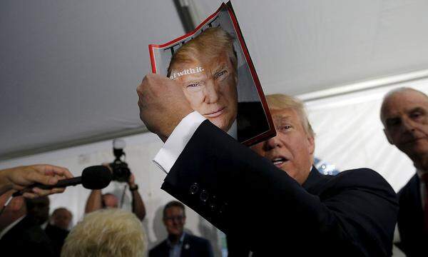 27. Juni. Beharrlich wirft Donald Trump Medien das Verbreiten falscher Nachrichten vor - dabei schmückt er sich in 17 seiner Golfclubs selbst mit einem gefälschten Titelbild des "Time Magazine". Das gerahmte Bild zeigt den US-Präsidenten mit verschränkten Armen in die Kamera blickend. Unter Bezug auf Trumps TV-Show lautet die Schlagzeile: "Donald Trump: "The Apprentrice" ist ein Riesen-TV-Erfolg!" Das Cover ist auf den 1. März 2009 datiert. Eine solche "Time"-Ausgabe hat es jedoch nie gegeben. In der wirklichen Ausgabe zierte US-Schauspielerin Kate Winslet die Titelseite. (Im Bild hält Trump das Cover einer echten Ausgabe aus dem Jahr 2015 in die Höhe.)