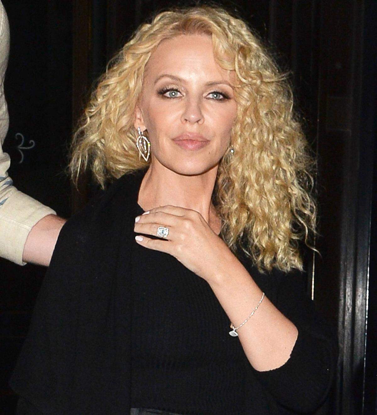 Ein ganz ähnliches Exemplar trägt auch Sängerin Kylie Minogue, die seit Jänner 2016 mit Joshua Sasse verlobt ist.