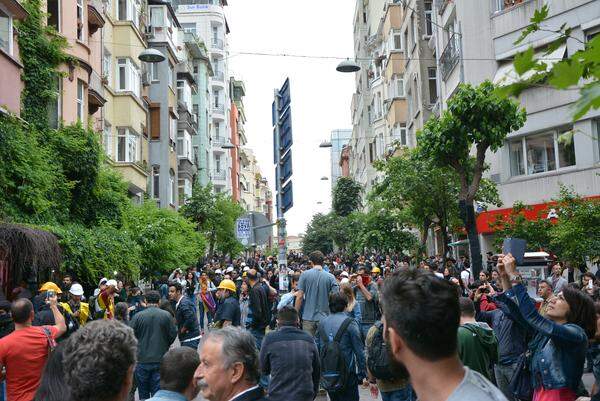 Ein Jahr später: Nach den Protesten in Istanbul rund um den Gezi-Park haben Aktivisten erneut zu einem Protestmarsch aufgerufen, unter anderem, um an die mehreren Toten zu erinnern. Bis zu 25.000 Polizisten waren laut Medienberichten am Jahrestag der Proteste im Einsatz. Wie befürchtet, wurde auch diesmal Tränengas gegen die Demonstranten eingesetzt, es gab mehrere Verletzte. Einige Demonstranten hingegen hinterließen eine Spur der Verwüstung in der Stadt zurück. Im Bild: Treffpunkt der Demonstranten im Istanbuler Stadtteil Cihangir.Reportage von Duygu Özkan