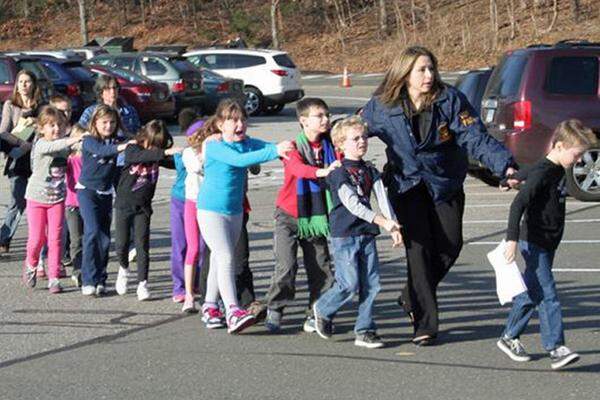 14. Dezember 2012:  In Newtown im US-Staat Connecticut fordert der Amoklauf eines 20-Jährigen 28 Todesopfer. Der Täter erschießt in einer Volksschule 20 Kinder und sechs Erwachsene. Zuvor hat er seine Mutter ermordet. Der Mann begeht schließlich Suizid.